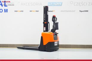 Toyota HWE100 pallet stacker