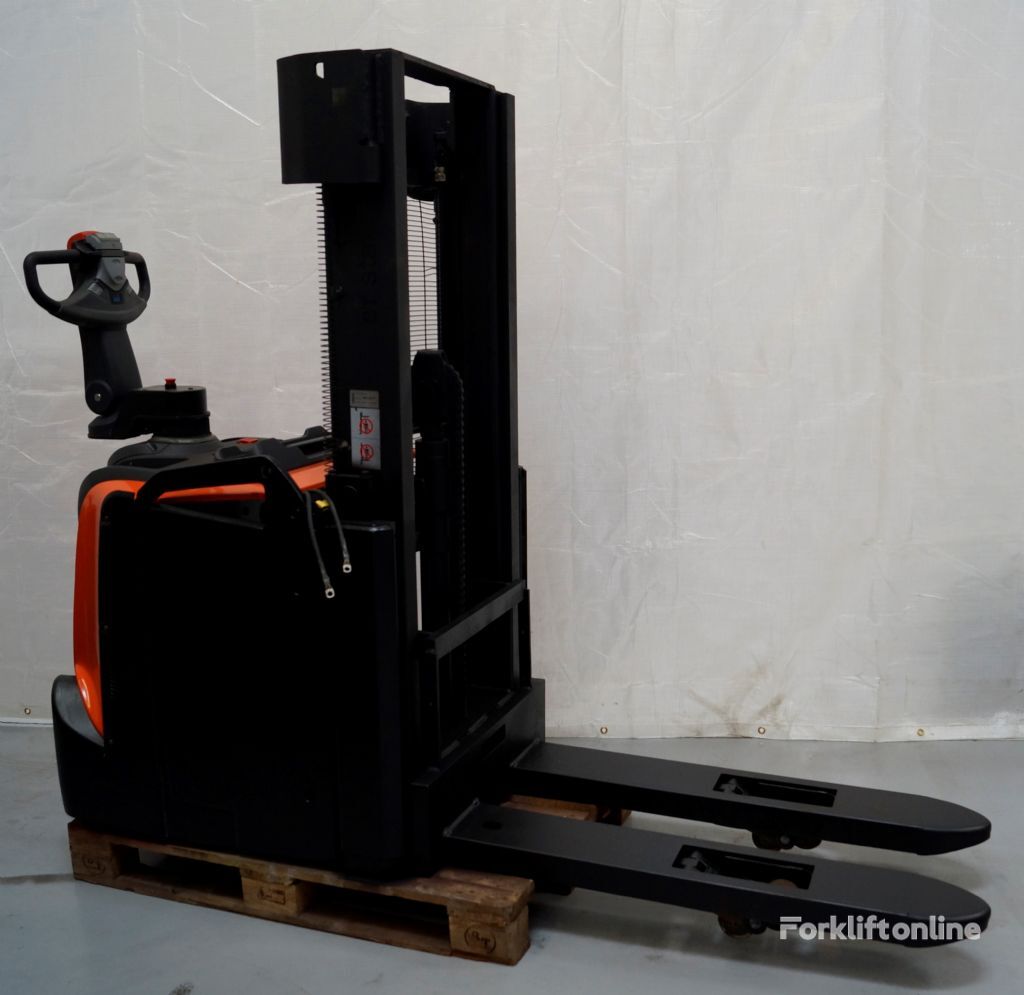 Toyota SPE160L pallet stacker