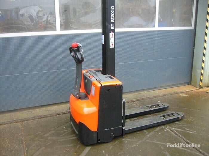 Toyota SWE 080L pallet stacker