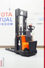 Toyota SWE140 pallet stacker