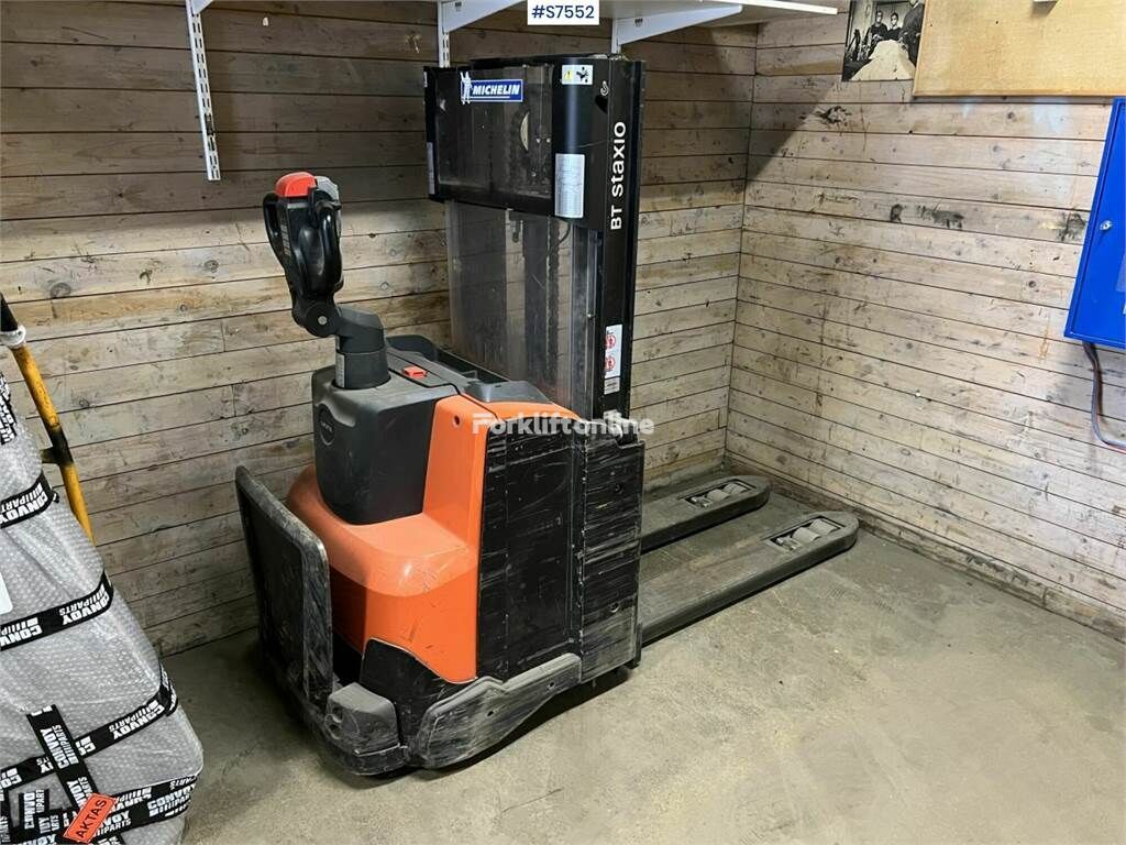 Toyota Stacker truck SWE200D pallet stacker