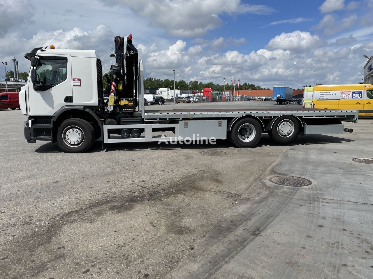 new Renault DEMO D-Wide  platform truck