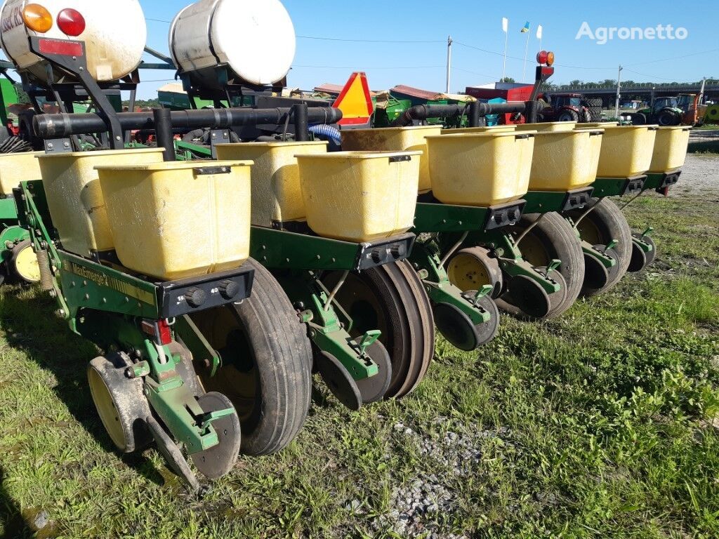 John Deere 7200 z ridkymy dobryvamy pneumatic precision seed drill