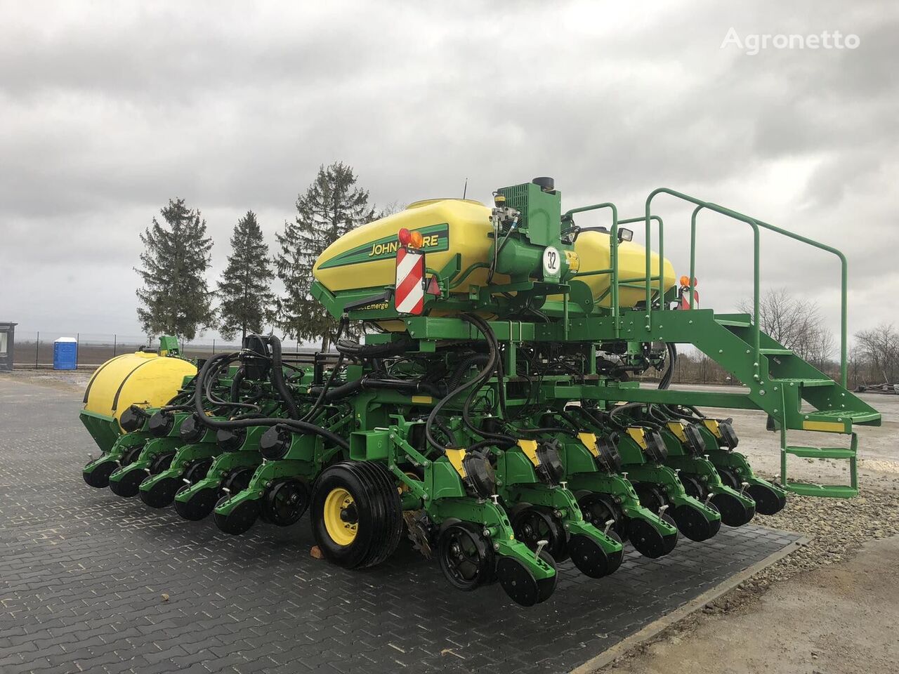 John Deere DB37 pneumatic precision seed drill