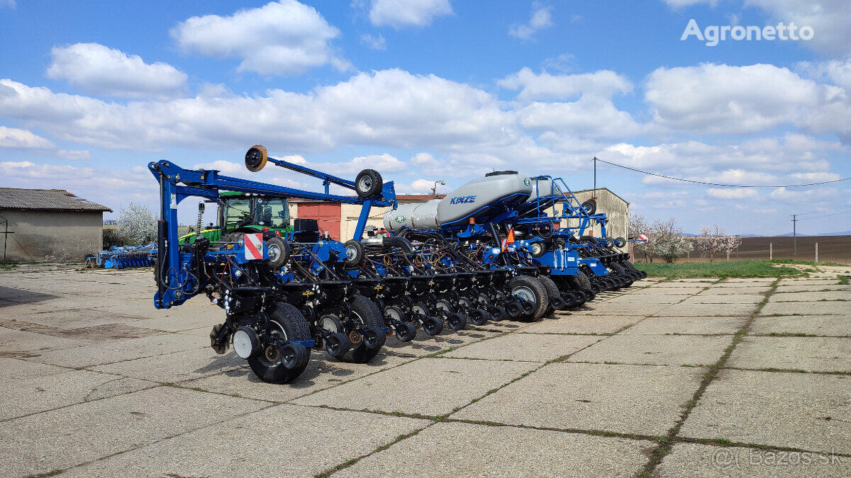 Kinze 4900 pneumatic precision seed drill