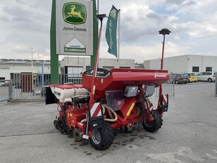 semoir de pr&eacute;cision pneumatique Kverneland Optima V 6 reihig e-drive II