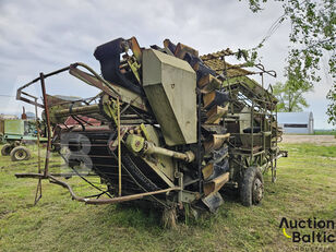 zemiakov&yacute; kombajn Fortschritt E 686