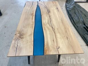 Ножки из окрашенного в черный цвет дерева, столешница из бука с эпоксидной инкрустацией. Шарнирное соединение типа «бабочка»