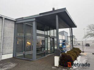 フレーム、ガラス板、屋根を備えたエントランスエリア