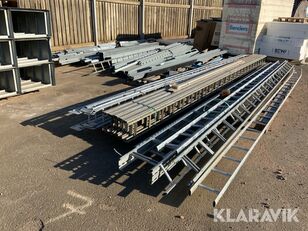 Daudz kabeļu kāpņu un siju