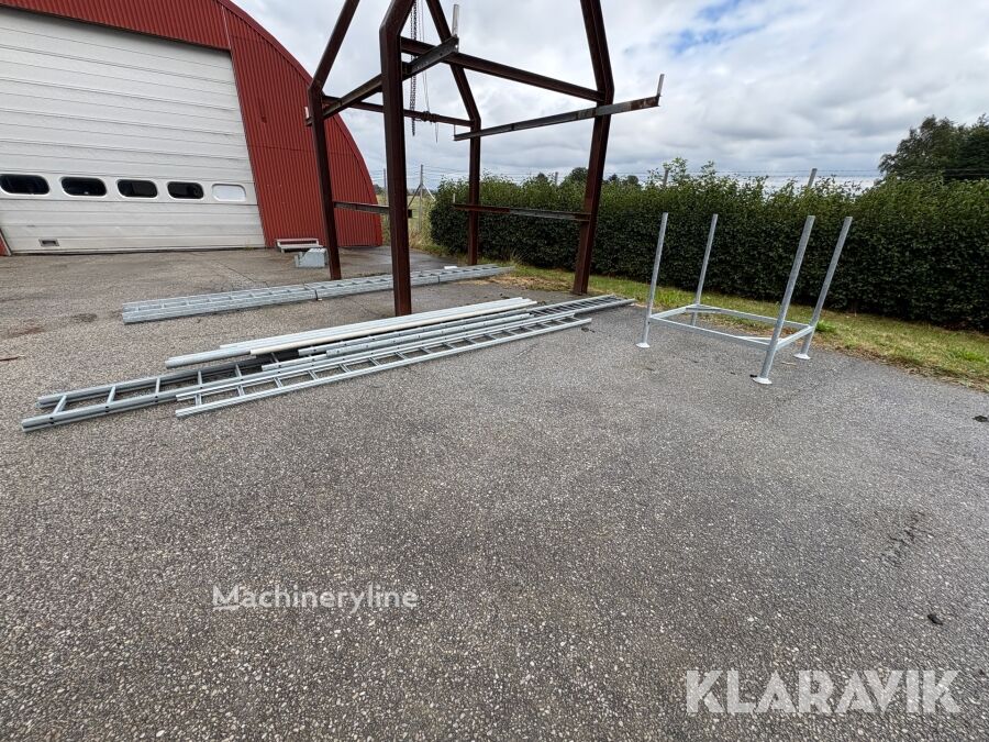 Parti med kabelstegar, galvade rör samt materialställ vejmateriale - Machineryline