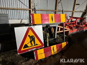 Roadworks warning sign with three-point attachment