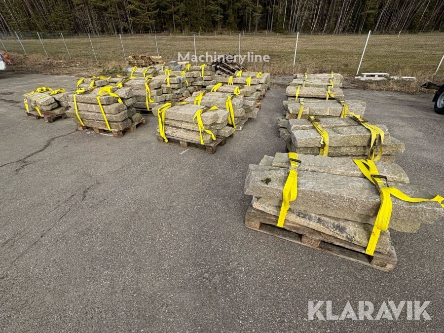 Бордюрный камень резной гранитный, около 130 камней, 21 поддон