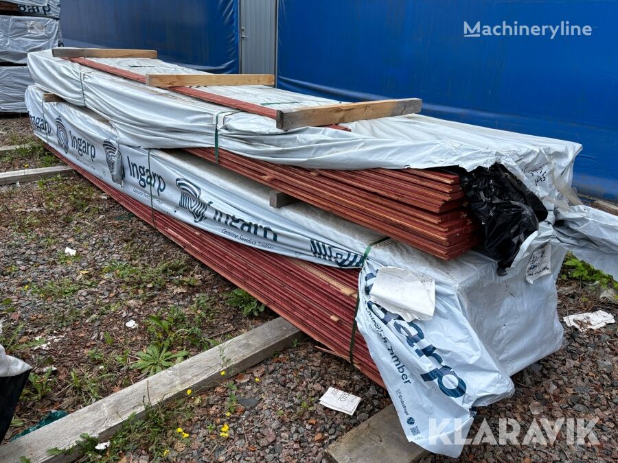 Madera espontánea teñida de rojo