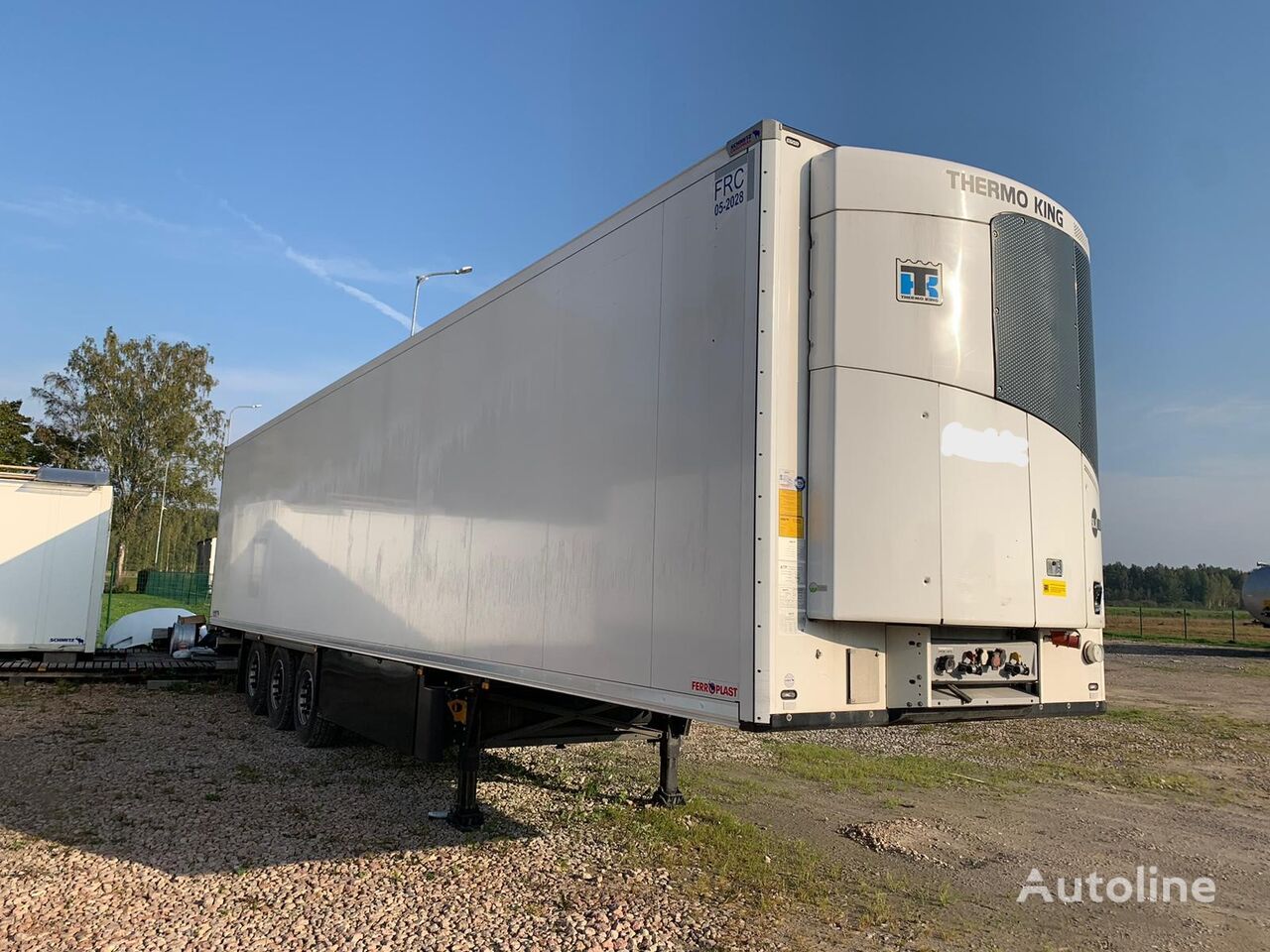 Schmitz SKO 24 refrigerated semi-trailer