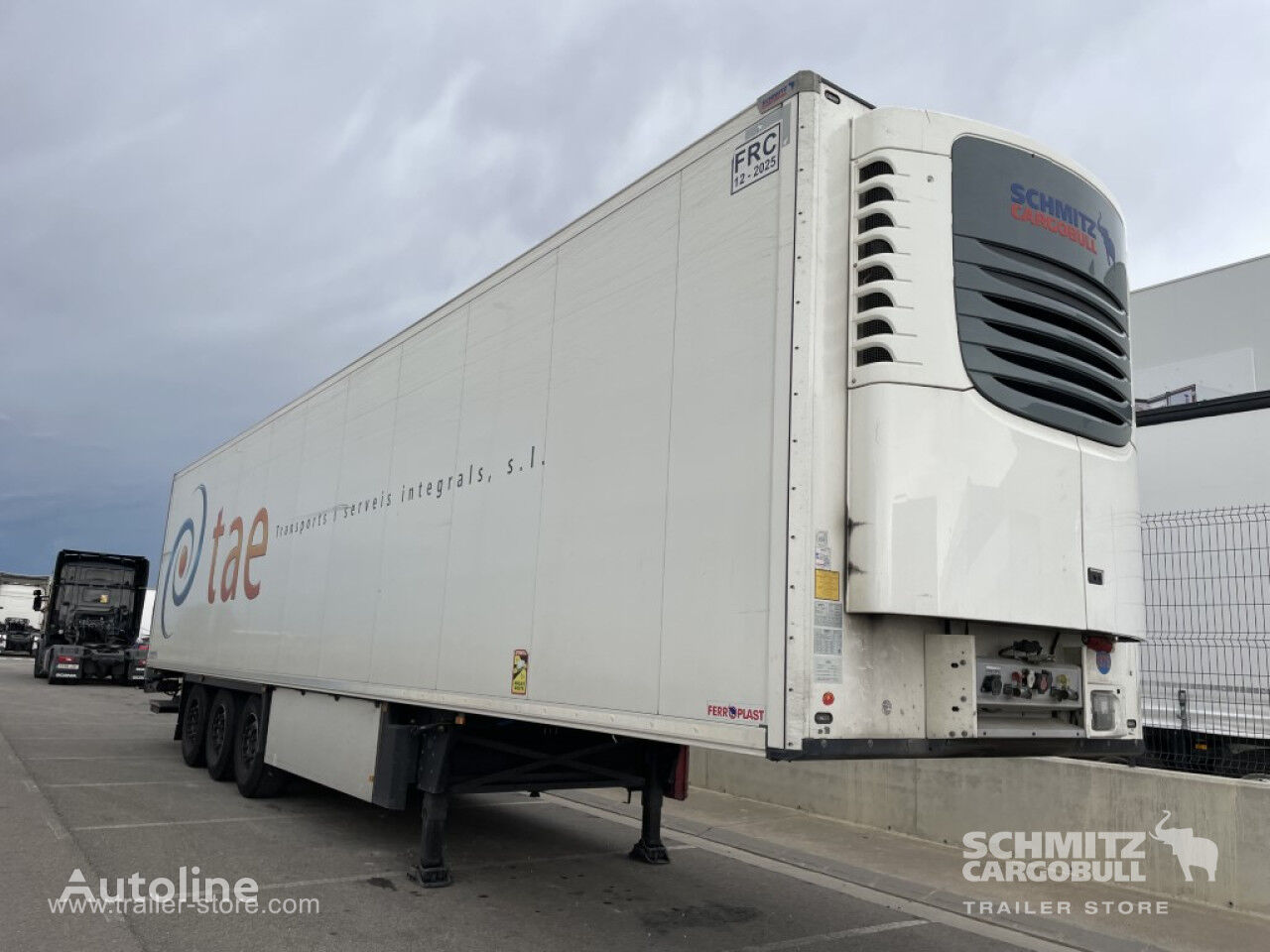 Schmitz Semiremolque Frigo Standard Taillift refrigerated semi-trailer