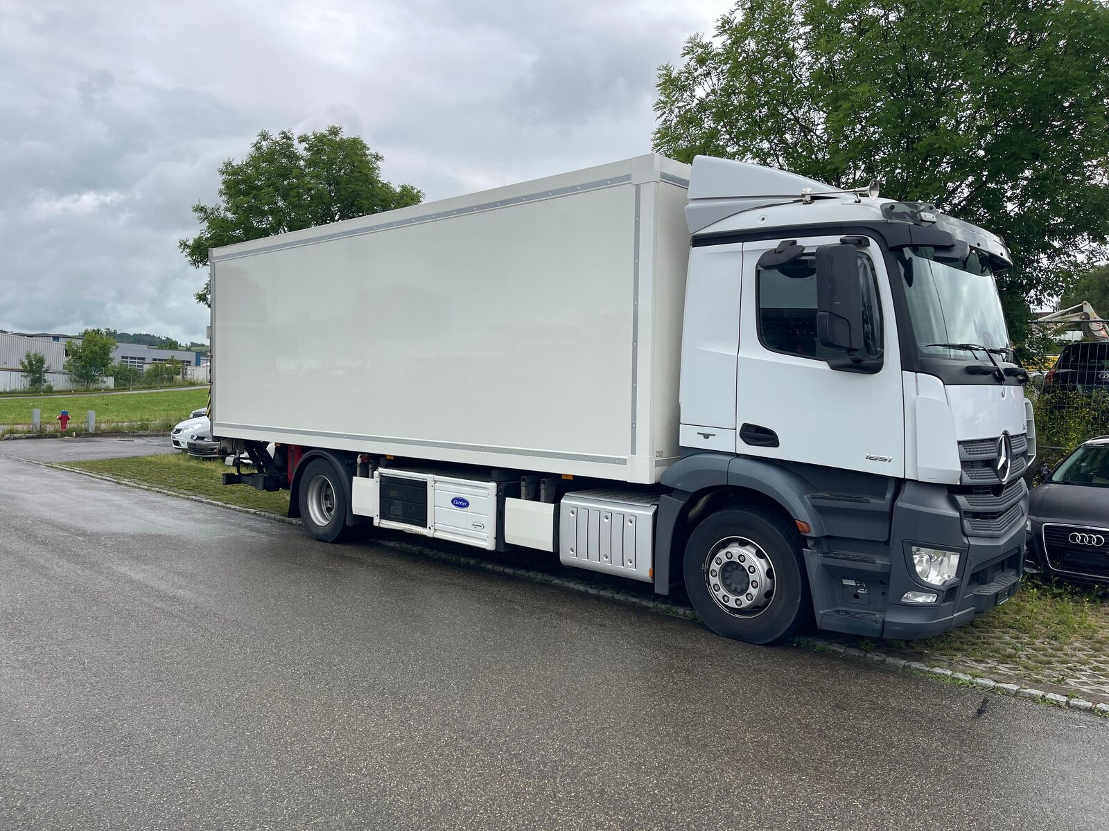Mercedes-Benz Antos 1851 / 4×4 / tail lift / refrigerated truck