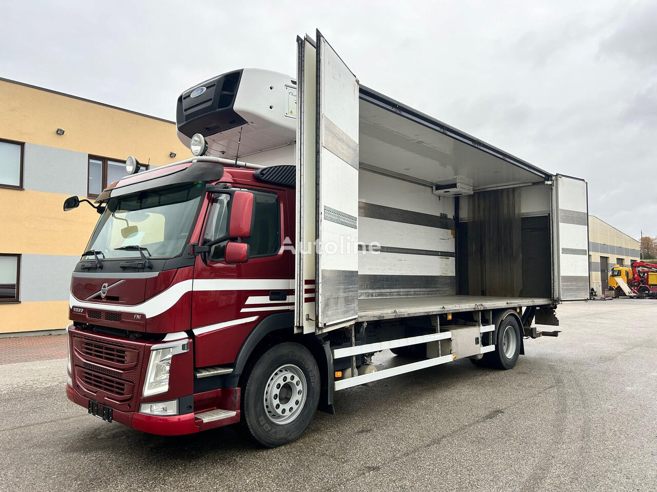 Volvo FM370 4X2 EURO6 + CARRIER + SIDE OPENING refrigerated truck