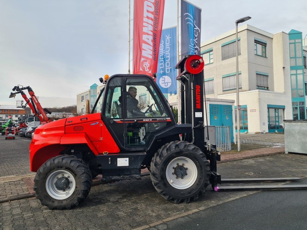 maastiku-kahveltõstuk Manitou M50.4 ST5