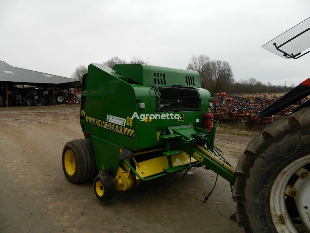 John Deere 575 round baler