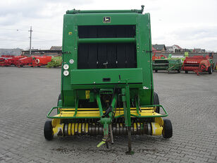 прес-підбирач рулонний John Deere 580