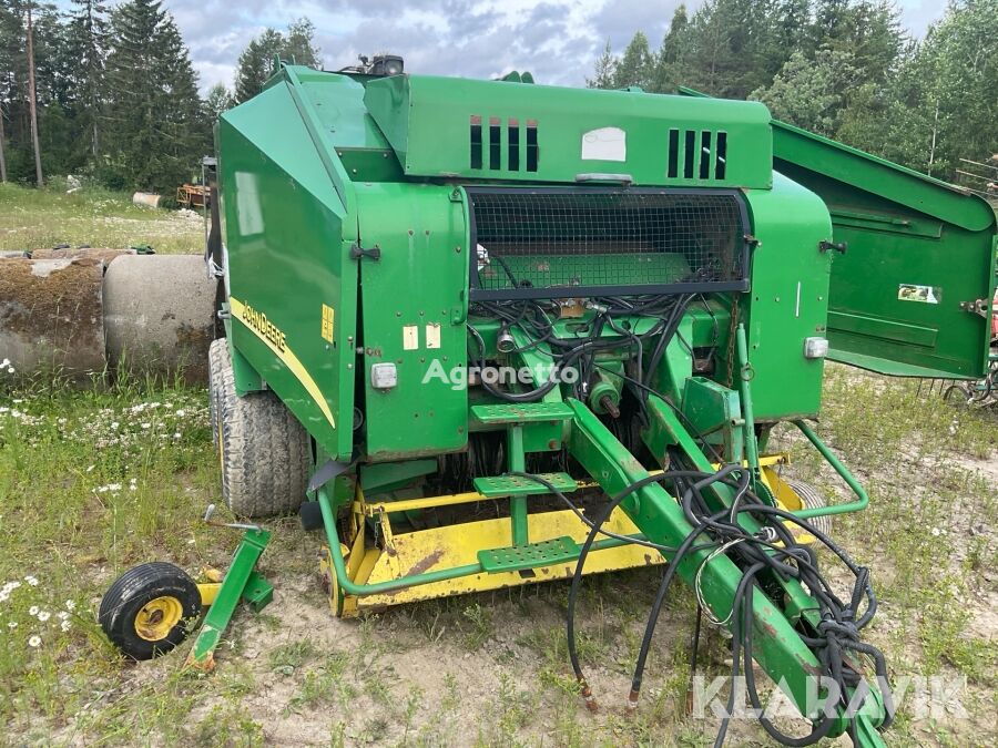 John Deere 678 round baler