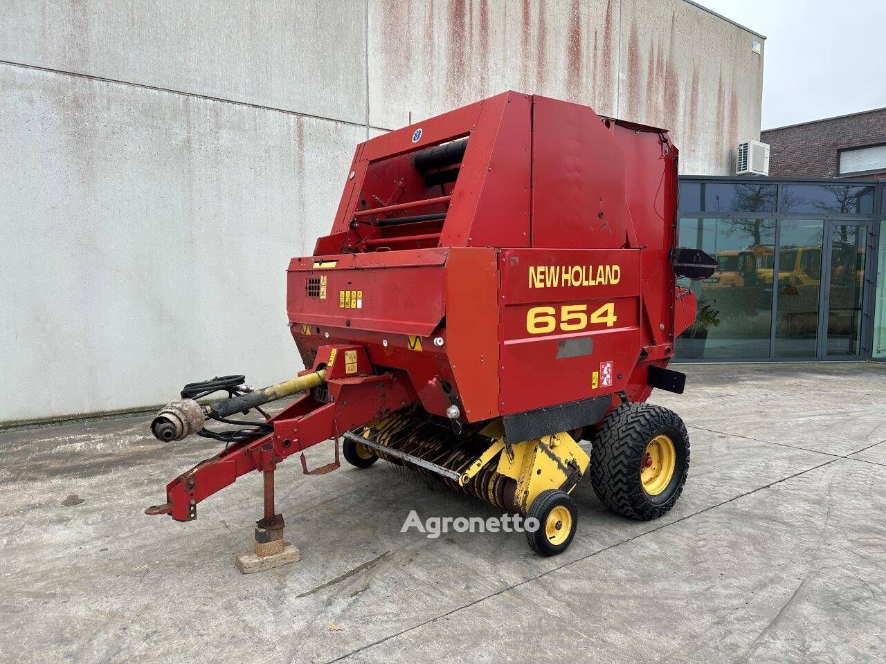 New Holland 654 round baler