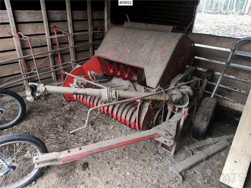 Welger loose press round baler