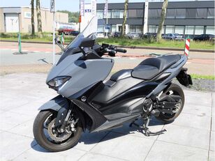 sk&uacute;ter Yamaha Tmax