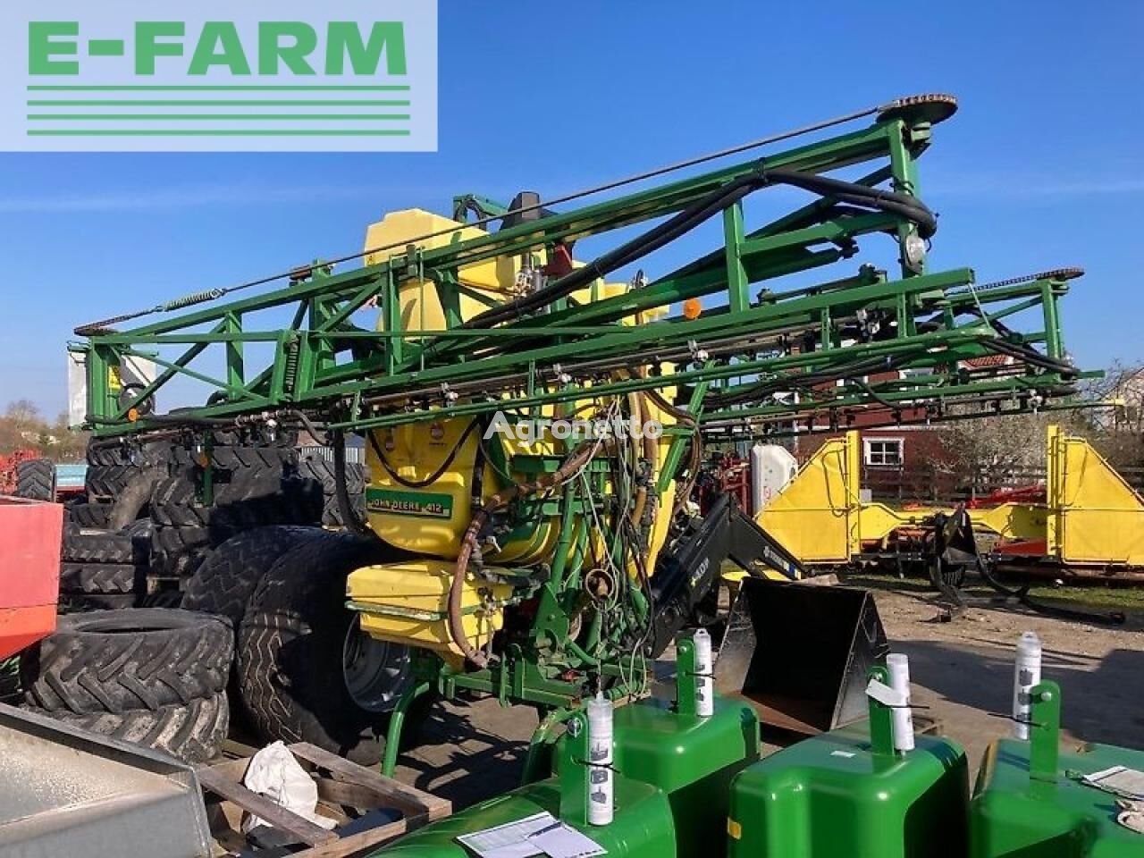 John Deere 412 self-propelled sprayer