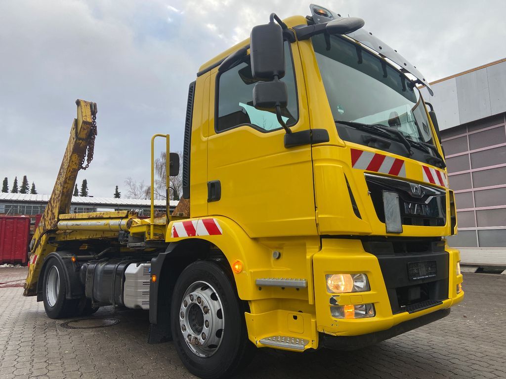 MAN TGM 15.250  skip loader truck