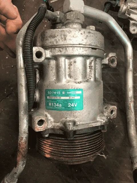 kompresor AC Compresor AC R134a 24V 4894306 untuk truk IVECO SD7H15