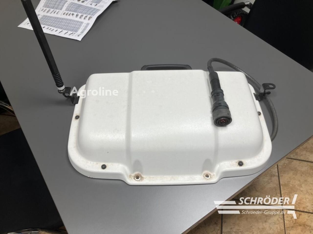 وظيفة التعقب باستخدام نظام المواقع العالمي NovAtel SMART 7L + VD04 | RTK LENKSYSTEM لـ جرار بعجلات Valtra Q 245 - Agroline