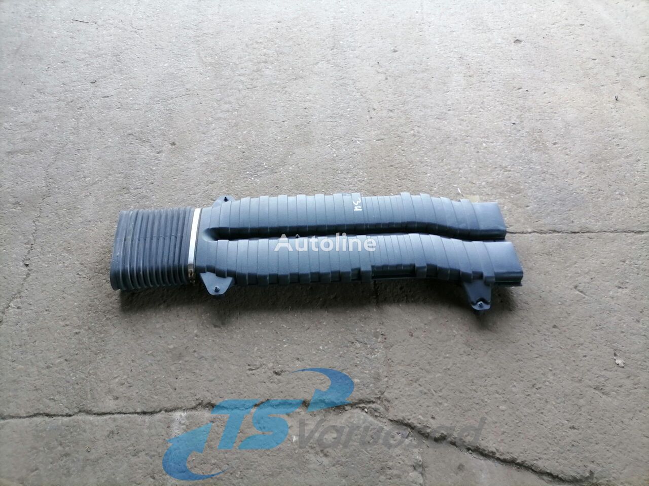 خرطوم سحب الهواء Volvo Air intake 8149814 لـ السيارات القاطرة Volvo FM13