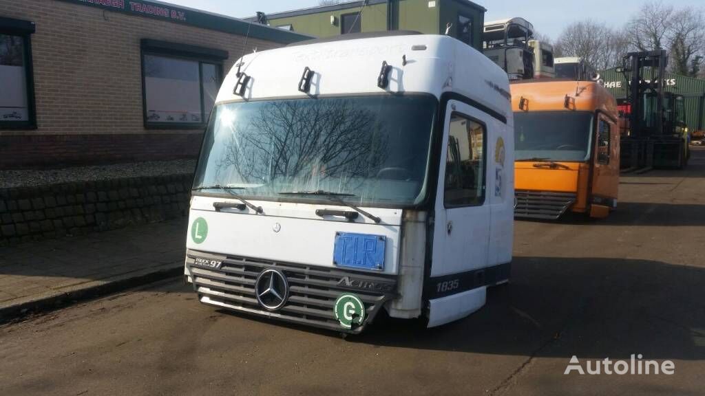 Mercedes-Benz 1835 cabin