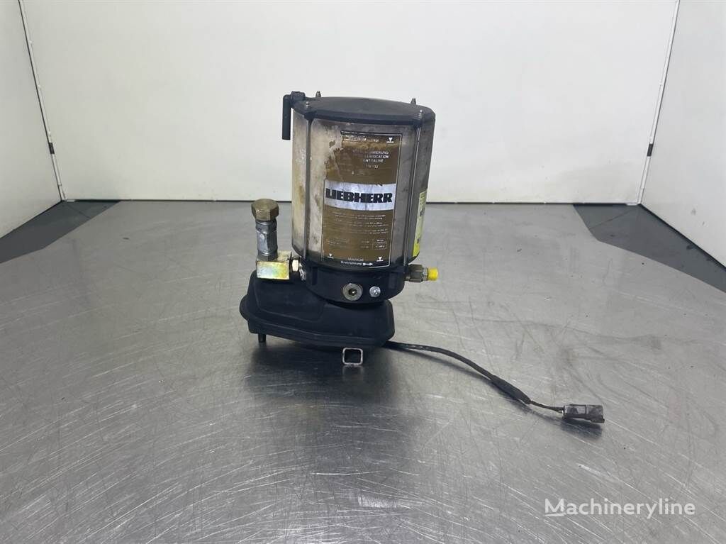 Liebherr A934C-10228443-Lubricating pump/Vetsmeerpomp chasis