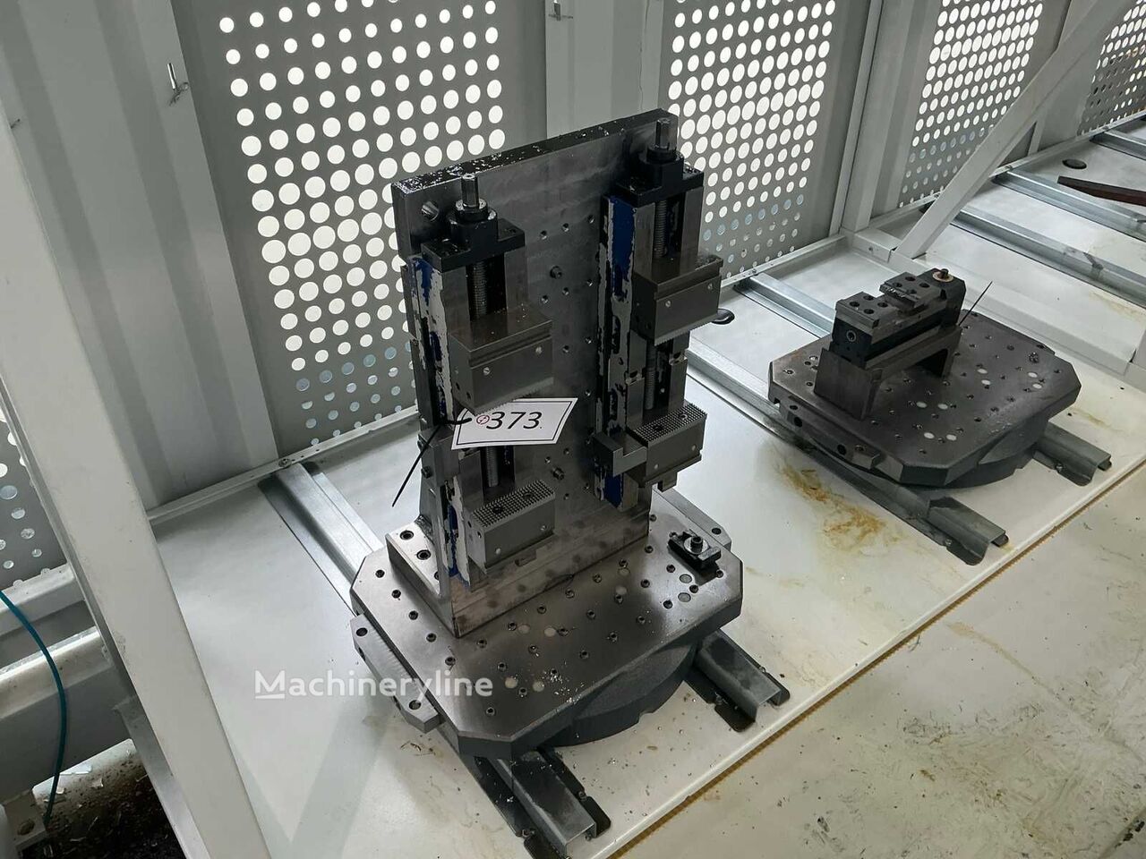 Зажимной элемент Heller Machine Pallet & Tower with 2 CNC Vices для металлообрабатывающего оборудования - Machineryline