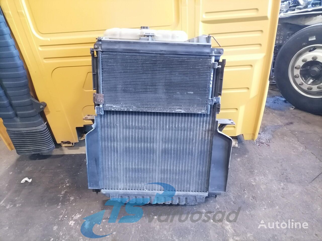 牵引车 Volvo FM-300 的 发动机冷却散热器 Volvo Radiaatorite komplekt 20936055