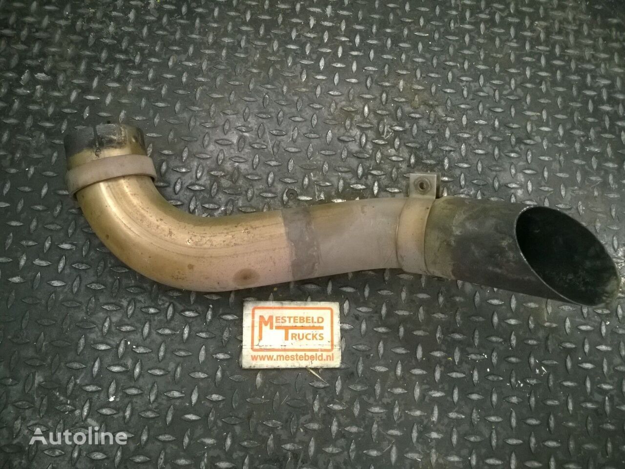 Mercedes-Benz voor de katalysator A exhaust pipe for Mercedes-Benz Axor truck