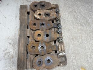 Skuffeadaptere med bolter  Andre 6 stk Skuffeadaptere med bolter og splinter som avbildet ( for anleggsmaskiner