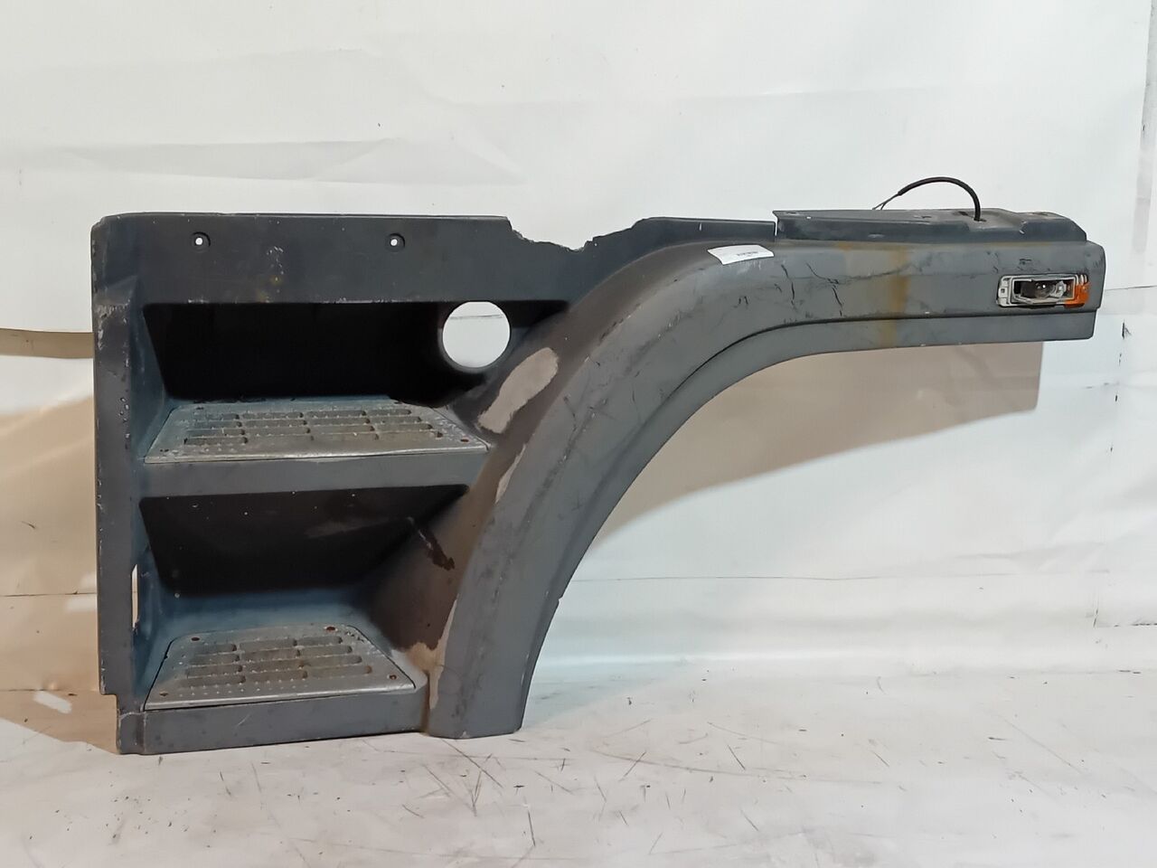 Estribo 673027 para camião DAF 95 | 87 - 98 a venda | Autoline PT Estribo 673027 para camião DAF 95 | 87 - 98 - Autoline