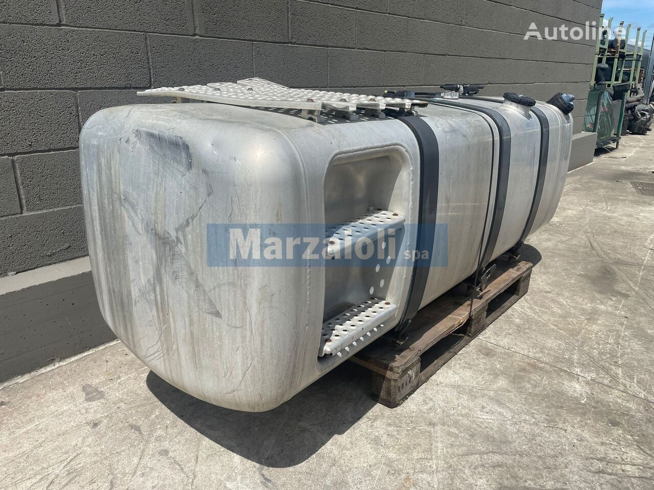 Fuel tank for Mercedes-Benz truck - Autoline