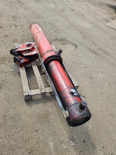 Hyva E-284 | for 12 mtr box| good condition.| 2 pieces. hydraulic cylinder for truck