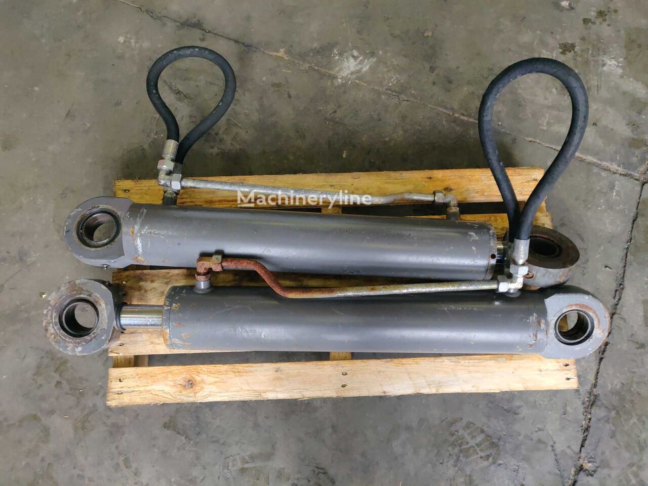 Купить гидроцилиндр LIFT CYLINDER 11306961 для строительного погрузчика VOLVO L45B TPS 1943101, L40B, L45B | Machineryline TM Гидроцилиндр LIFT CYLINDER 11306961 для строительного погрузчика VOLVO L45B TPS 1943101, L40B, L45B - Machineryline