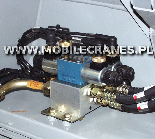 511317808 hydraulic distributor for Liebherr LTM1055/1, LTM 1055-3.1 mobile crane