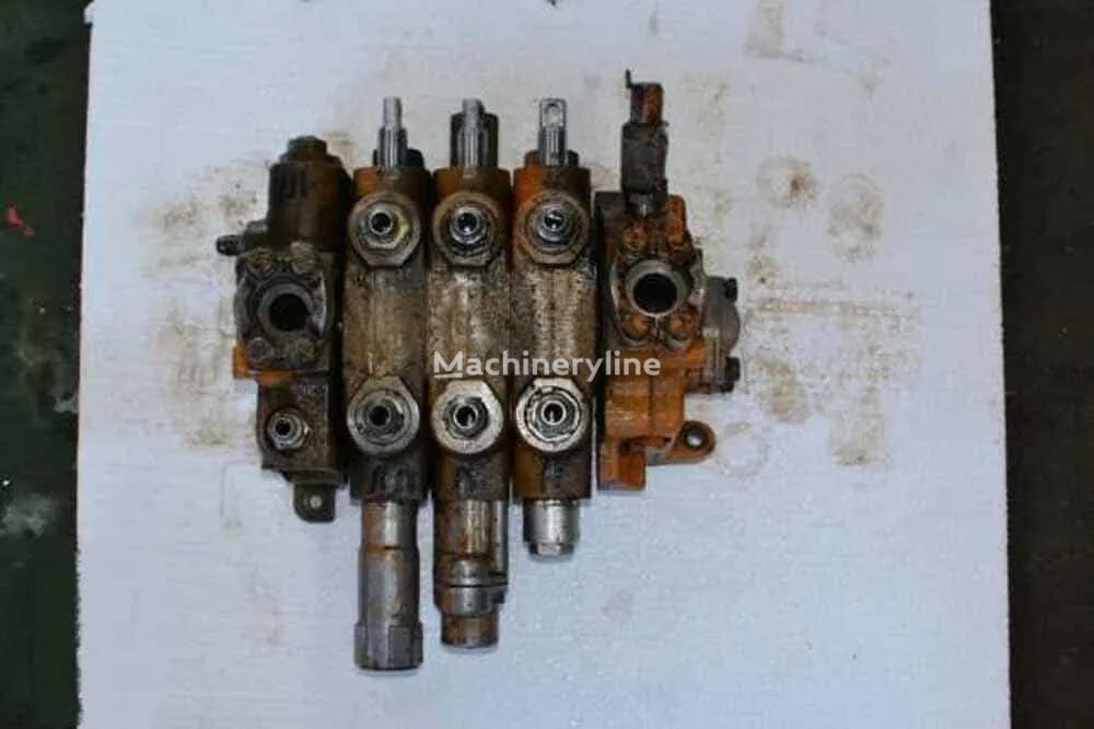 Distribuitor hidraulic pentru buldoexcavator Hydraulikverteiler für Case 595 Baumaschinen - Machineryline