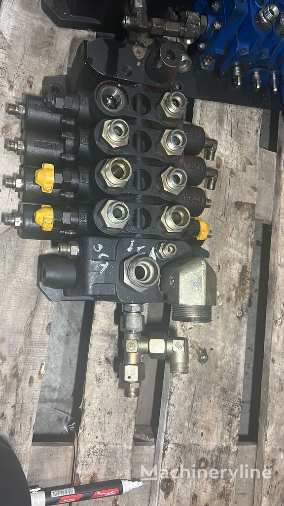 distributeur hydraulique JCB 3cx pour tractopelle