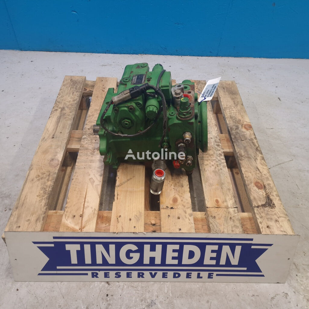 John Deere S670 hydraulic distributor