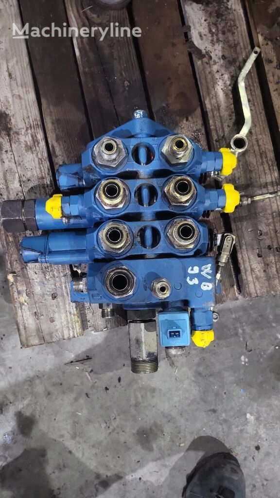 Komatsu Wb93 hydraulic distributor for backhoe loader - Machineryline