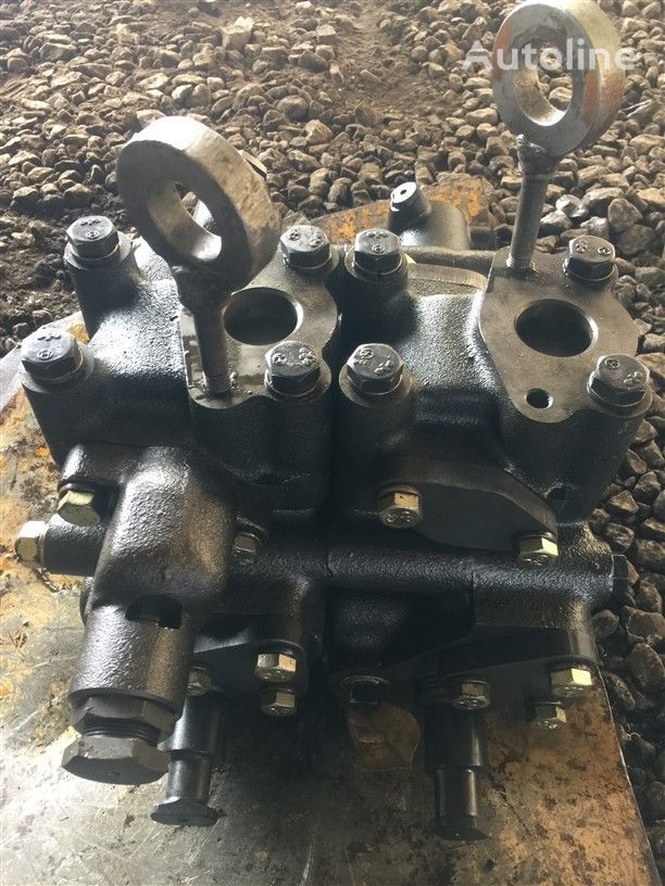 USED KOMATSU D85A-12 D80A-12 D80P-12 D355C-3 BULLDOZER HYDRAULIC Hydraulikverteiler für Komatsu D85A12 / D80A12 / D80P12 / D355C3 Planierraupe - Machineryline